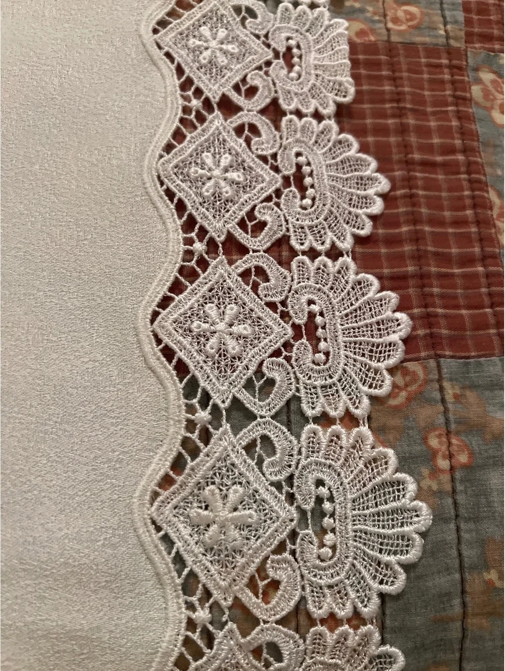 Elegant White Jacquard Tablecloth with High-Quality Lace 90x90 cm